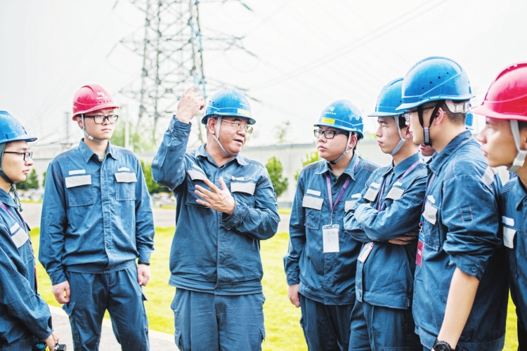 廣東電網東莞供電局變電管理二所檢修一班副班長何滿棠：“以匠人之心，守一畝三分地”