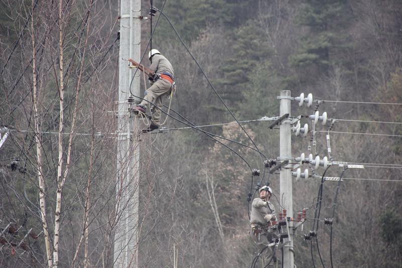 陜西地電留壩供電分公司：實施農(nóng)石線、索道線分網(wǎng)改造