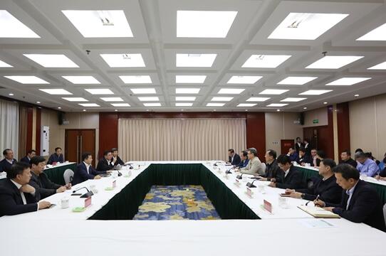 錢智民與保定市委書記黨曉龍、市長郭建英進(jìn)行座談交流