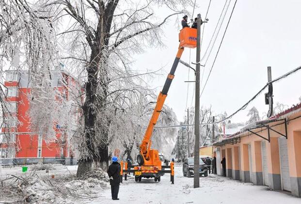 受強(qiáng)雨雪大風(fēng)冰凍天氣影響，吉林延邊全力搶修供電線(xiàn)路