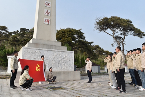 江蘇東海供電公司青年員工祭掃磨山抗戰(zhàn)紀念碑