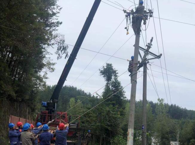 國網城固供電公司：黨旗高高飄揚在搶險一線