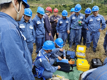 鳳慶供電局開展接地電阻儀、直流試送儀的培訓(xùn)