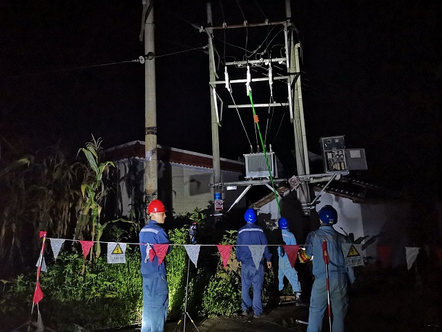 臨滄鎮(zhèn)康供電局不停電開(kāi)展故障作業(yè)搶修