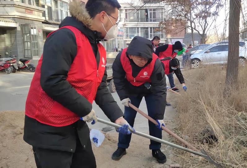 烏海超高壓供電公司包聯(lián)共建進社區(qū)志愿清掃暖人心