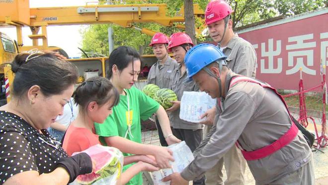 四川什邡：電力工人高溫保電忙，社區(qū)群眾熱情慰問表感謝