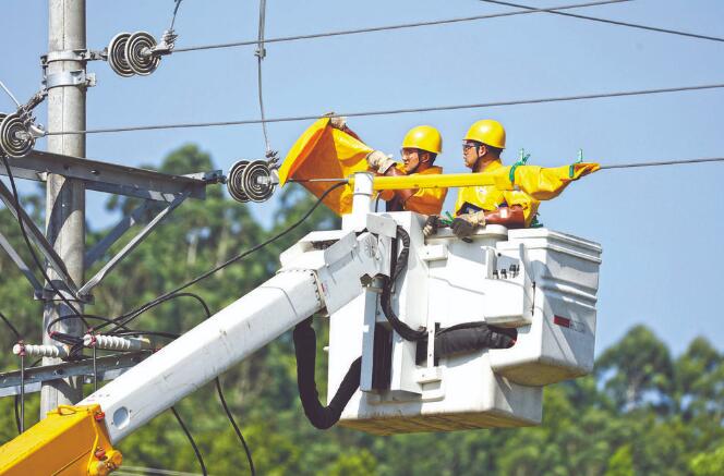 四川廣安：40攝氏度，他們帶電作業(yè)