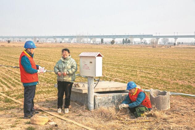 山東省梁山縣：黃河灘區(qū)上，井在地頭，電到井口