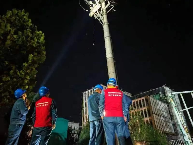 國網(wǎng)韓城供電公司全力應(yīng)對(duì)強(qiáng)降雨深夜“鏖戰(zhàn)”送光明