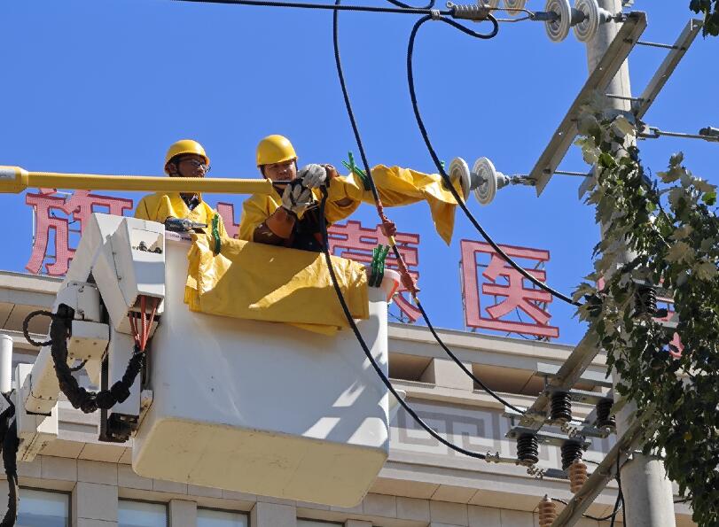 阿拉善供電公司迎夏峰帶電消缺，保醫(yī)電“汗”衛(wèi)民生