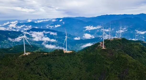 國(guó)家首批大型風(fēng)電光伏基地項(xiàng)目雅礱江臘巴山風(fēng)電項(xiàng)目投產(chǎn)發(fā)電