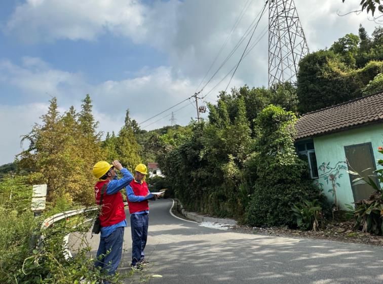 國網(wǎng)余姚市供電公司線路特巡保安全 護(hù)航國慶“滿格電”