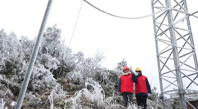 國(guó)網(wǎng)江華供電公司踏雪巡線(xiàn) 迎戰(zhàn)寒潮保供電