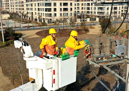 國網江蘇電力睢寧供電公司帶電消缺保春節(jié)可靠供電