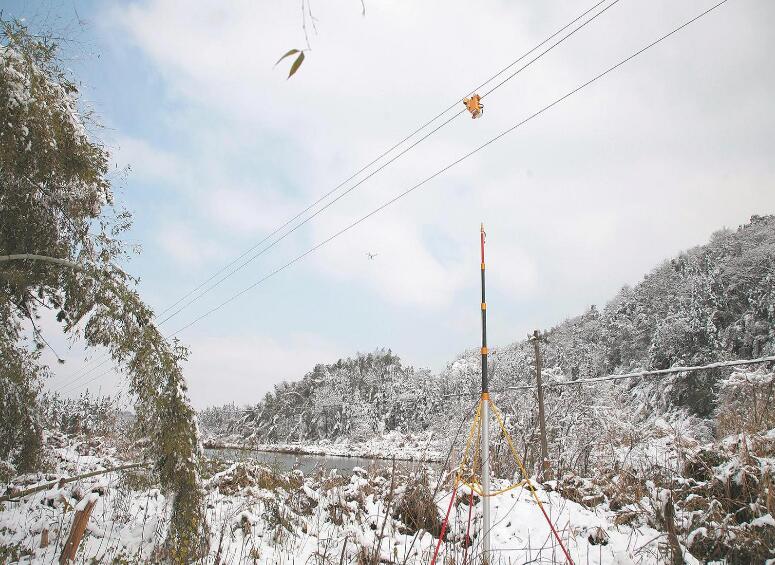 國網(wǎng)湖南電力公司假日堅守一線 清除線路覆冰