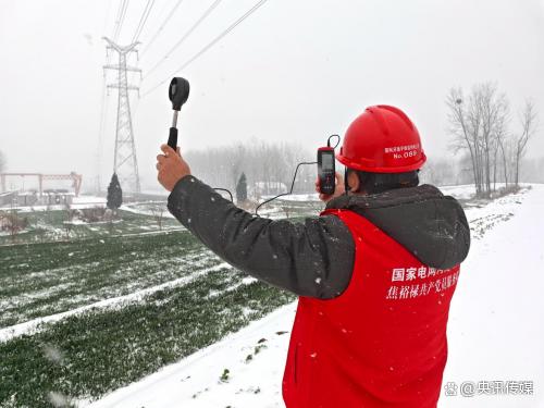 國網平輿縣供電公司踏雪破冰護電網 寒潮逆行保民生