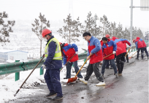 陜投集團趙石畔煤電以雪為令齊上陣 除雪破冰保暢通