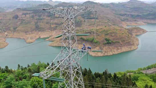 貴州興義供電局高空之上，用責任守護安全送去光明