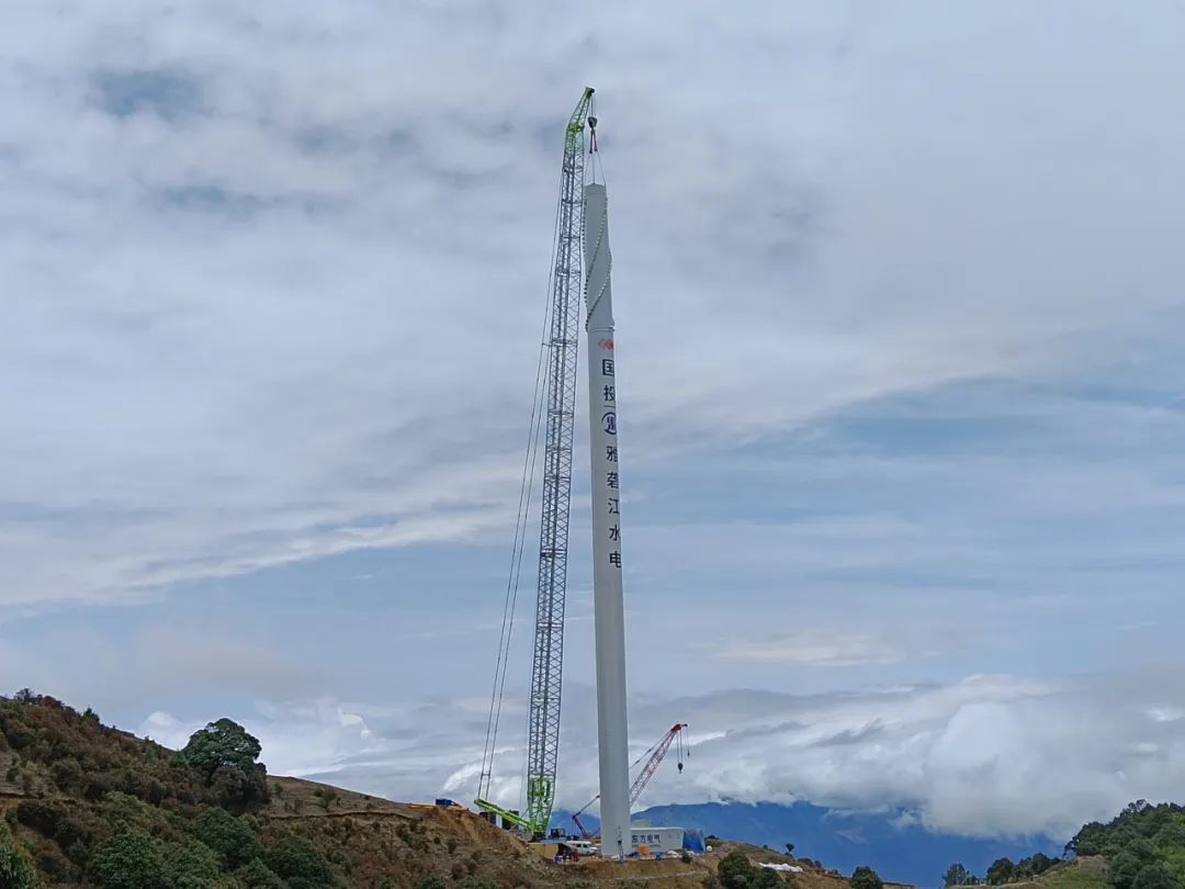 德昌縣臘巴山二期風電項目塔筒順利吊裝完成