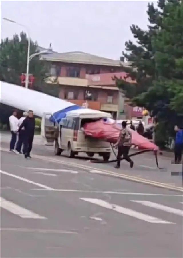 黑龍江一面包車被風(fēng)電機葉片刺穿，知情人：車上載有7人