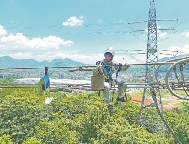 福建福州供電公司“無人機+小飛人”帶電檢修