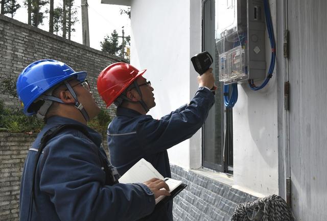 貴州興義供電局安全檢查進(jìn)校園 “電”亮學(xué)校開學(xué)季