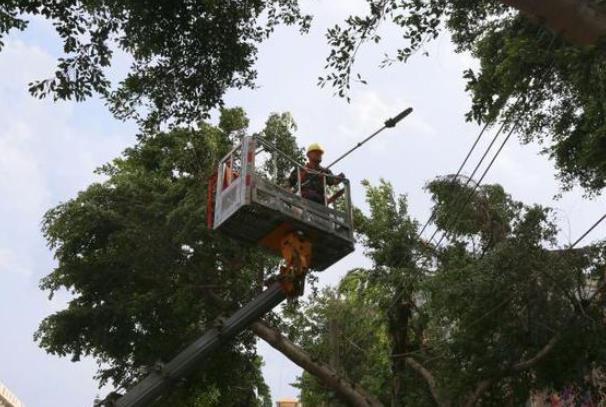 海南電網(wǎng)搶修攻堅，70余萬戶等待電力恢復