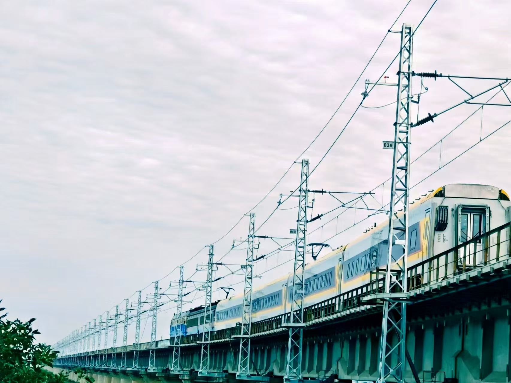 朔黃鐵路黃萬線電氣化改造工程通車運營