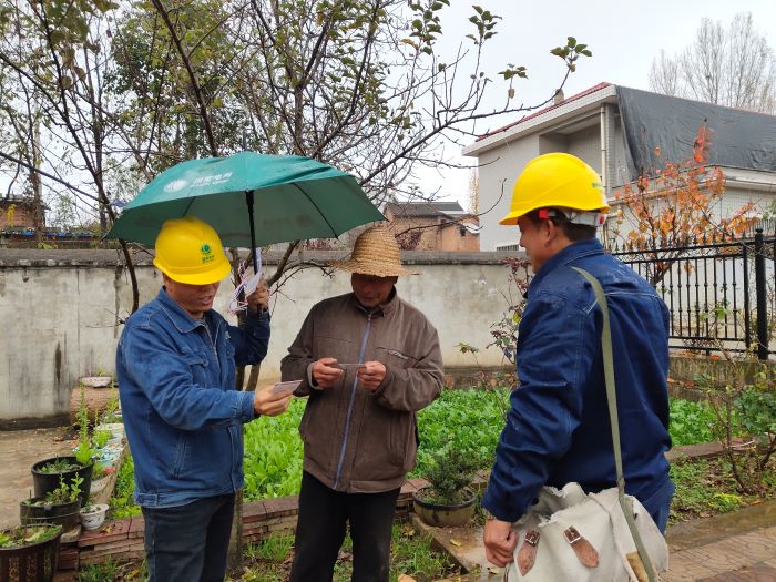 國網洛南縣供電公司雨中搶修暖人心